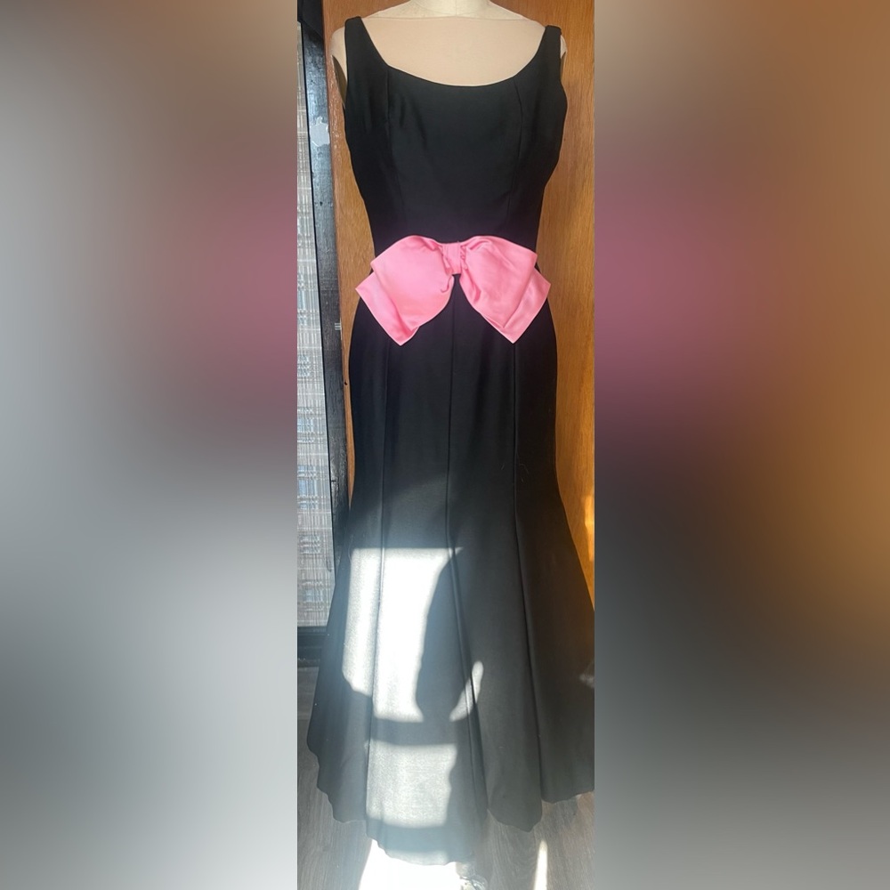 Gorgeous black silk shantung sleeveless gown with dramatic pink bow in sz S